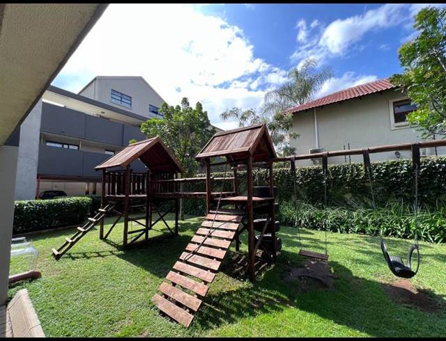 2 BEDROOM DUPLEX FOR SALE IN MENLO PARK